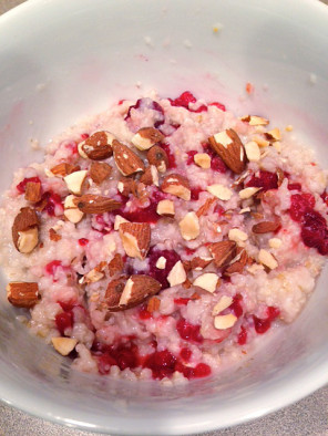 Oatmeal with raspberries and almonds